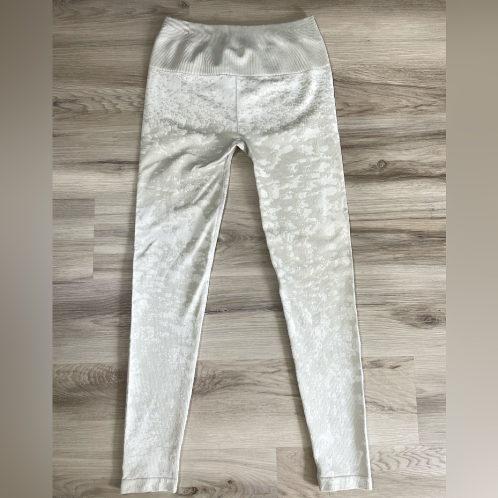 Fabletics High-Waisted Seamless Mist Legging Light Grey & White Size Small - Picture 7 of 9